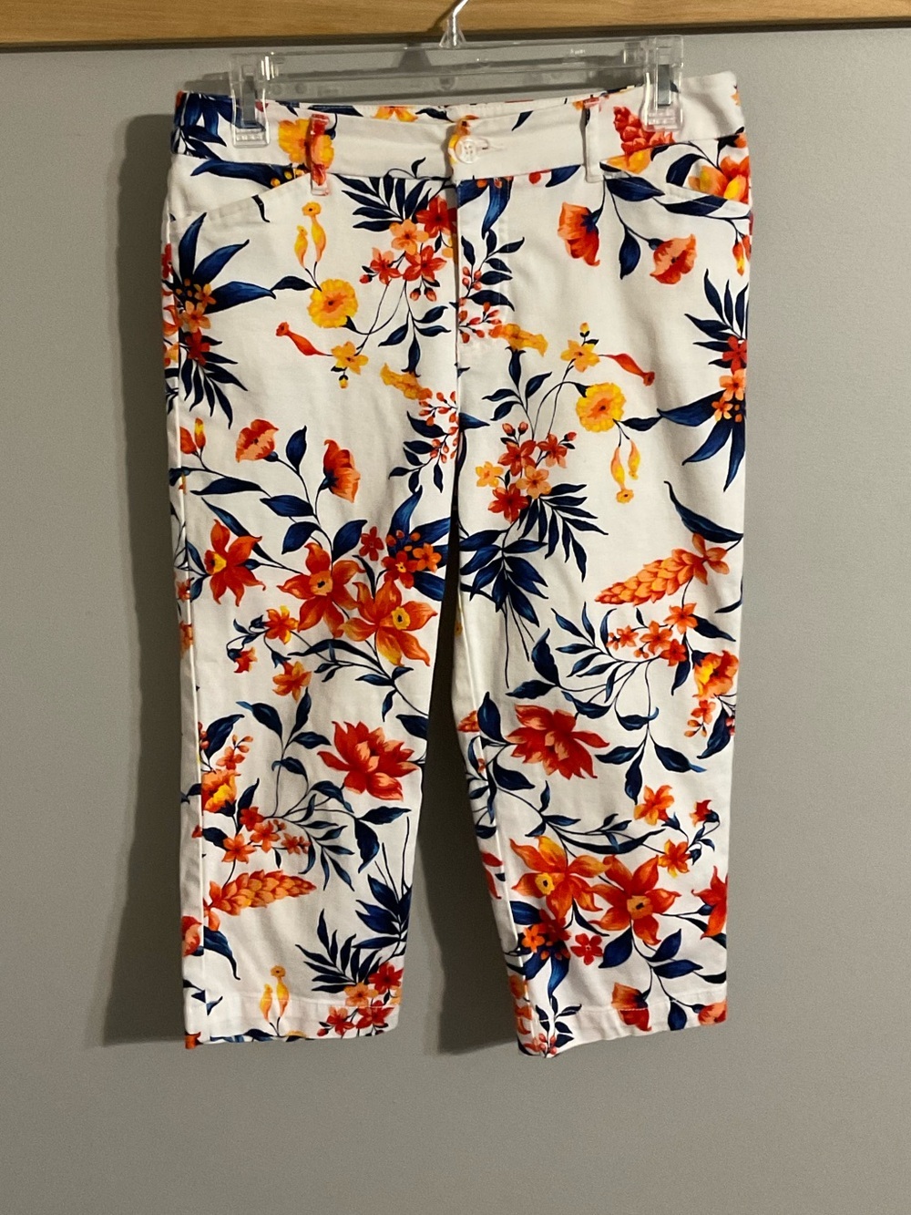 St. John's Bay White Floral Capri Pants Cotton/Spandex - Size 6